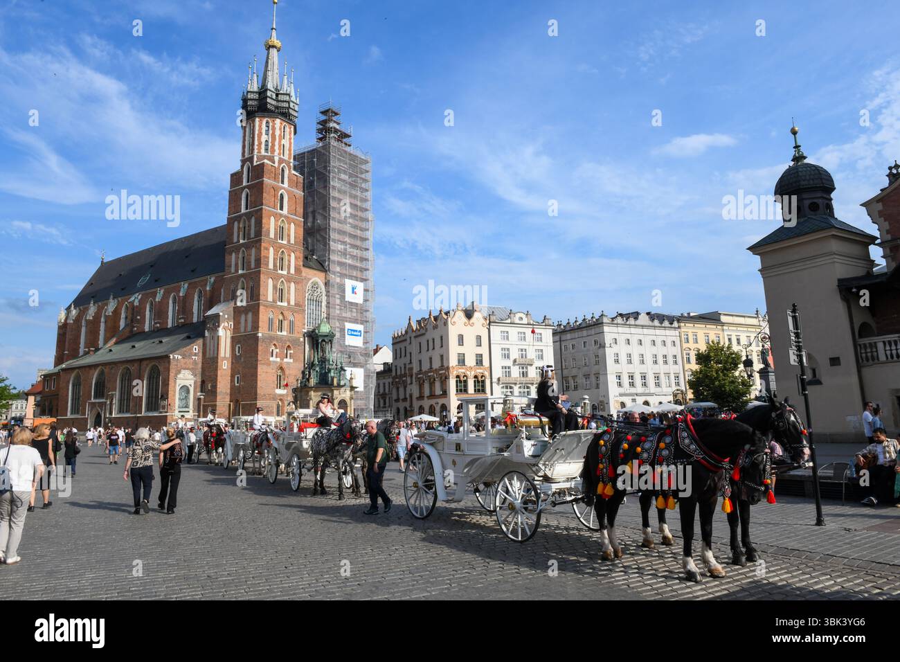 Cracovia, Polonia - 7 giugno 2025: Vista sulla piazza principale di Cracovia sulla Polonia Foto Stock