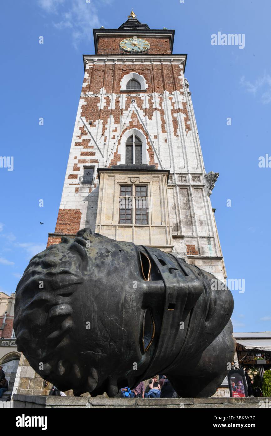 Ammira la torre sulla piazza principale di Cracovia in Polonia Foto Stock