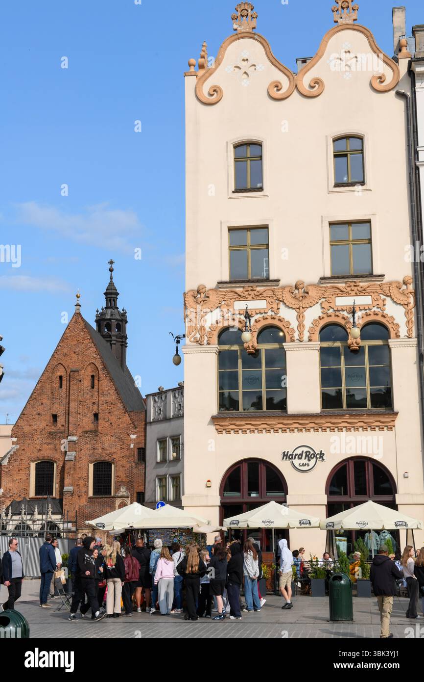 Cracovia, Polonia - 7 giugno 2025: Vista sulla piazza principale di Cracovia sulla Polonia Foto Stock