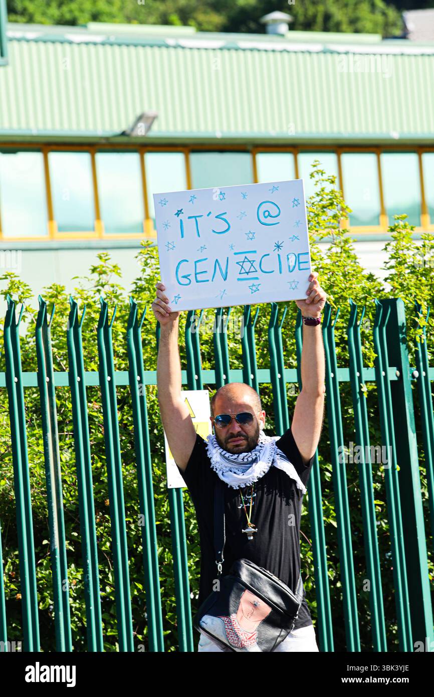 Brighton, Regno Unito. 17 giugno 2025. Gli attivisti si riuniscono fuori dai locali della fabbrica di armi Brighton L3 Harris, che produce parti per i jet da combattimento utilizzati dall'esercito israeliano. I manifestanti hanno mostrato striscioni e slogan cantati chiedendo la chiusura della fabbrica e accusandola di complicità nel "genocidio” israeliano in corso a Gaza, con diversi momenti di silenzio trattenuti per le vittime di Gaza. L3Harris è un importante produttore di armi che produce meccanismi di rilascio di bombe per i caccia F-16 e F-35 utilizzati dall'esercito israeliano nel loro attacco a Gaza. Crediti: IMAGESLIVE/Alamy Live News Foto Stock
