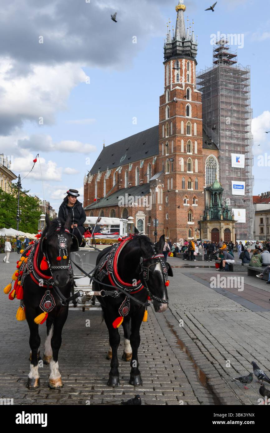 Cracovia, Polonia - 7 giugno 2025: Vista sulla piazza principale di Cracovia sulla Polonia Foto Stock