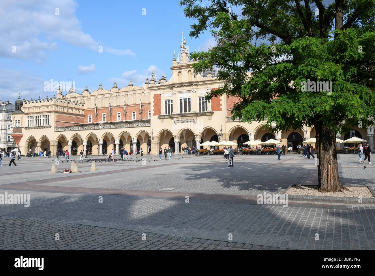 Cracovia, Polonia - 7 giugno 2025: Vista sulla piazza principale di Cracovia sulla Polonia Foto Stock