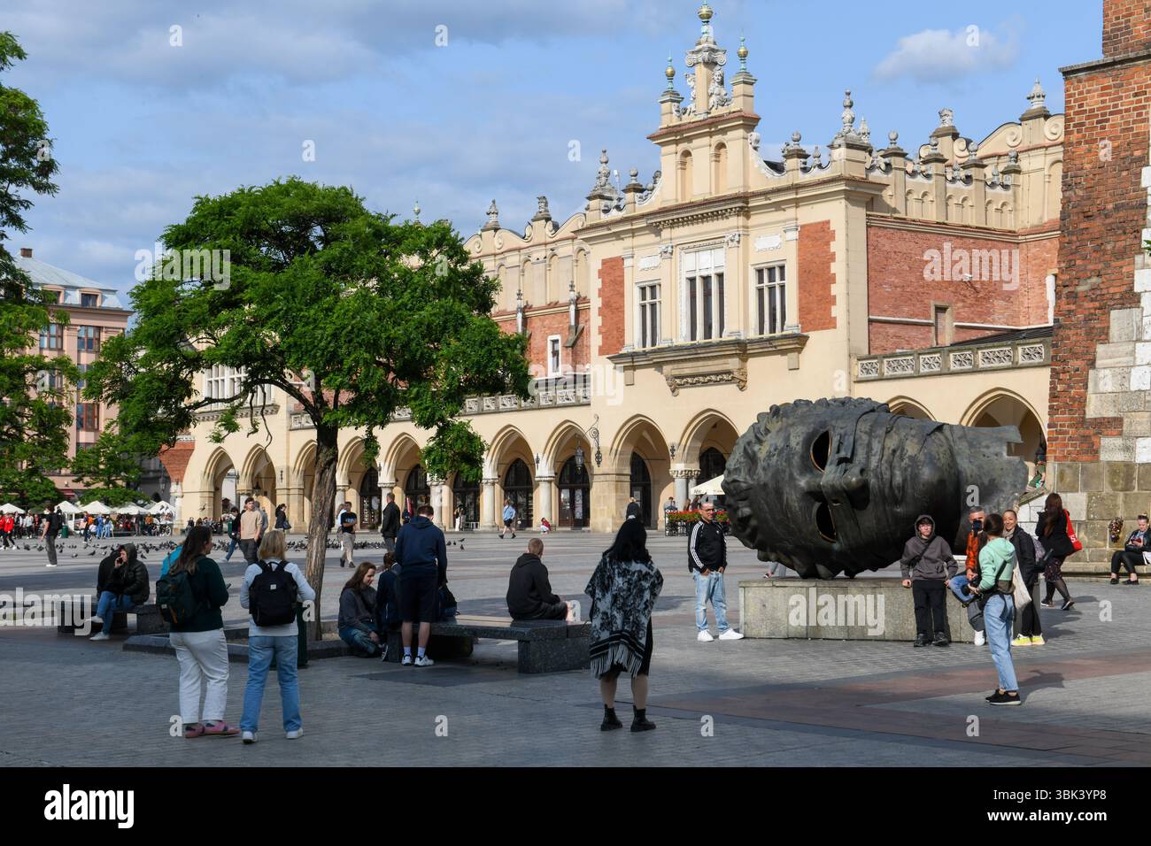 Cracovia, Polonia - 7 giugno 2025: Vista sulla piazza principale di Cracovia sulla Polonia Foto Stock