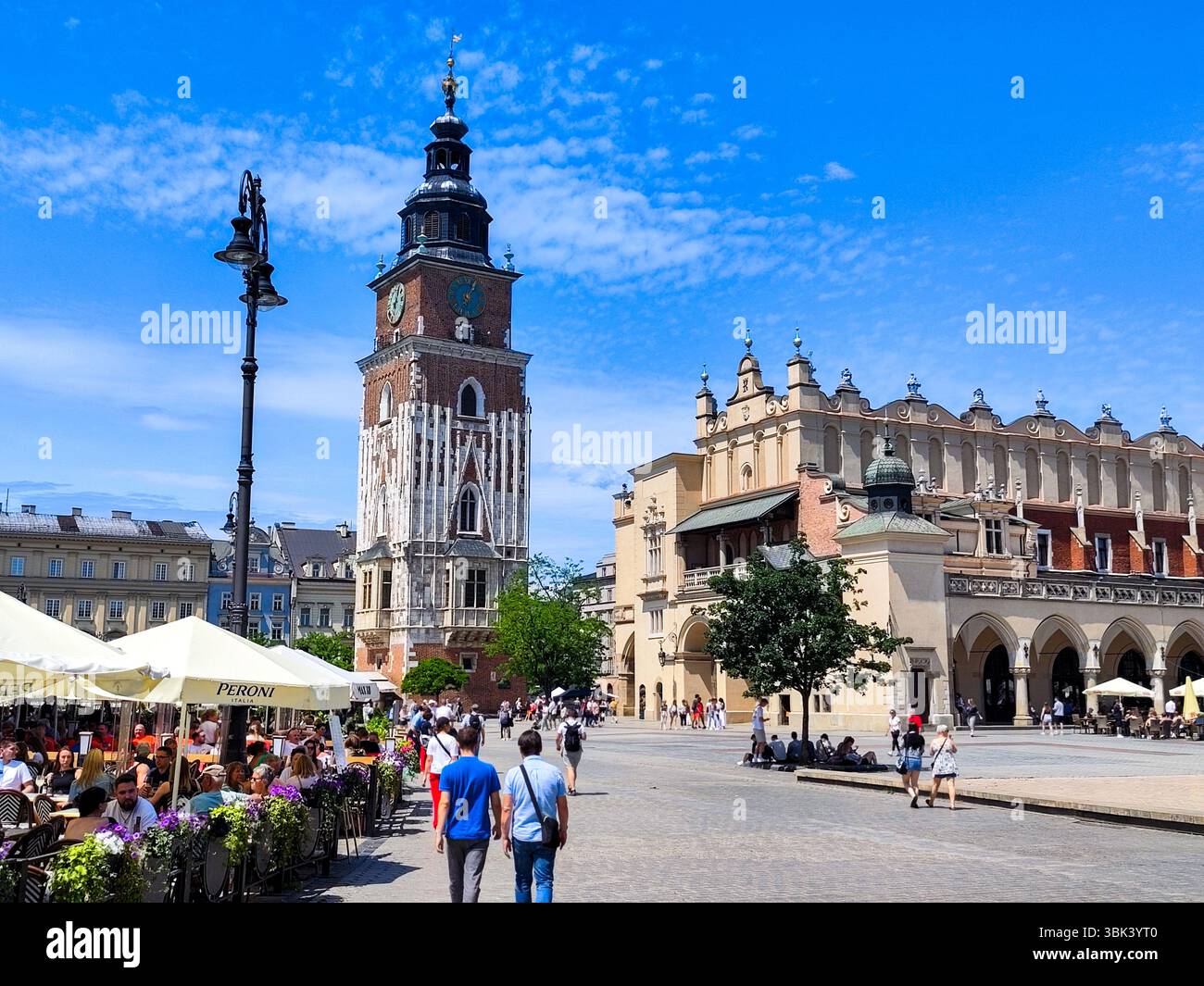 Cracovia, Polonia - 7 giugno 2025: Vista sulla piazza principale di Cracovia sulla Polonia Foto Stock