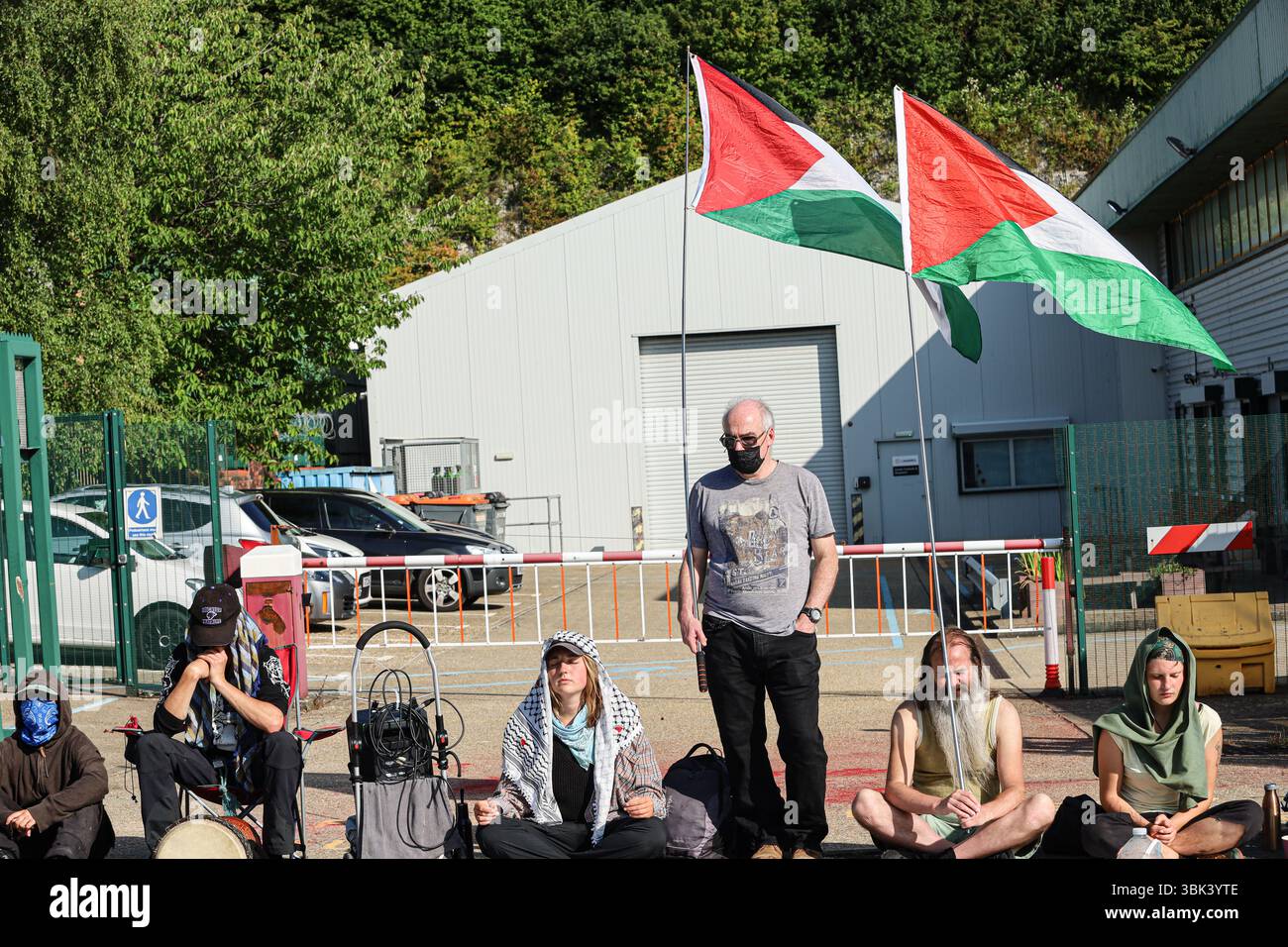Brighton, Regno Unito. 17 giugno 2025. Gli attivisti si riuniscono fuori dai locali della fabbrica di armi Brighton L3 Harris, che produce parti per i jet da combattimento utilizzati dall'esercito israeliano. I manifestanti hanno mostrato striscioni e slogan cantati chiedendo la chiusura della fabbrica e accusandola di complicità nel "genocidio” israeliano in corso a Gaza, con diversi momenti di silenzio trattenuti per le vittime di Gaza. L3Harris è un importante produttore di armi che produce meccanismi di rilascio di bombe per i caccia F-16 e F-35 utilizzati dall'esercito israeliano nel loro attacco a Gaza. Crediti: IMAGESLIVE/Alamy Live News Foto Stock
