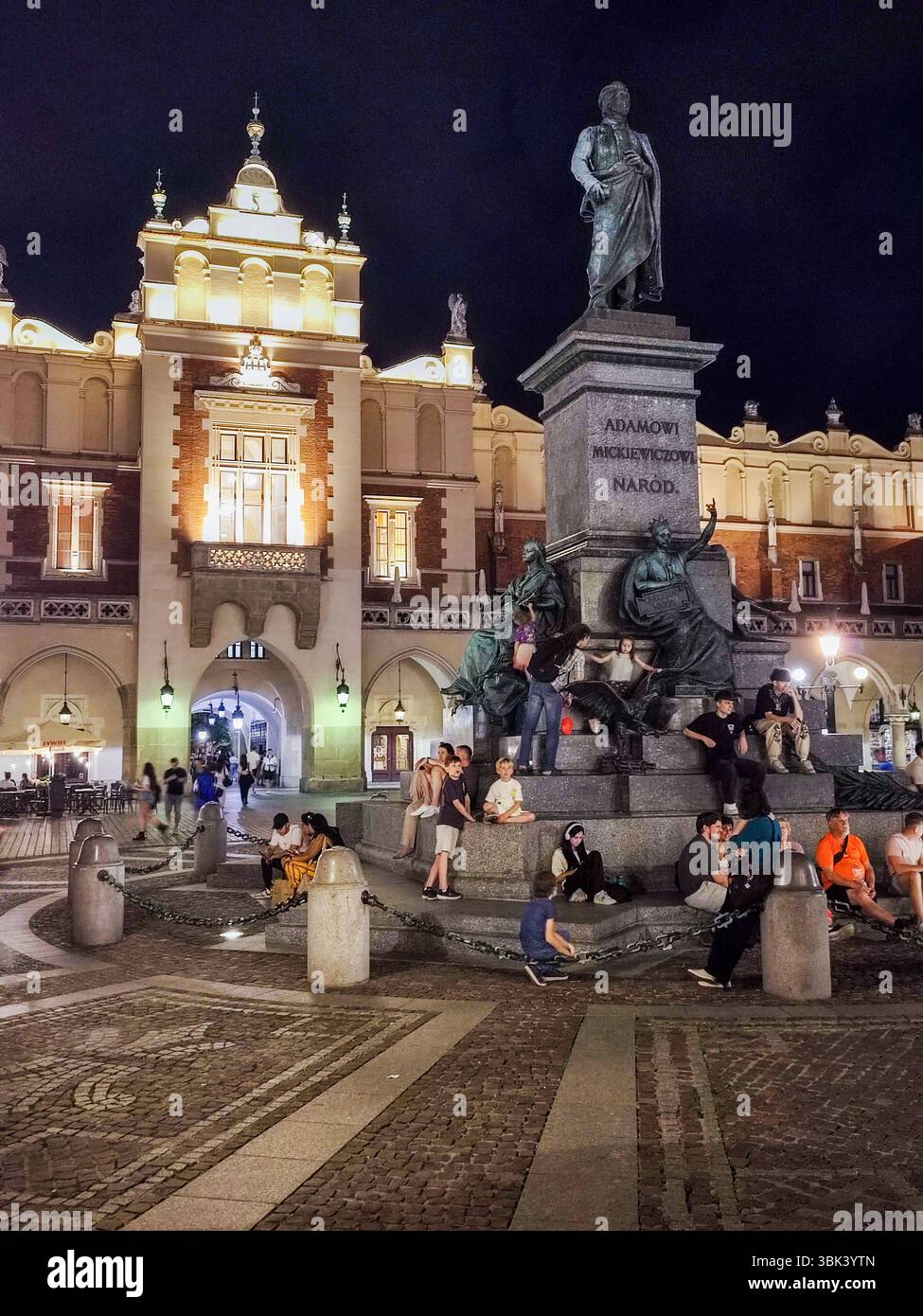 Cracovia, Polonia - 7 giugno 2025: Vista sulla piazza principale di Cracovia sulla Polonia Foto Stock