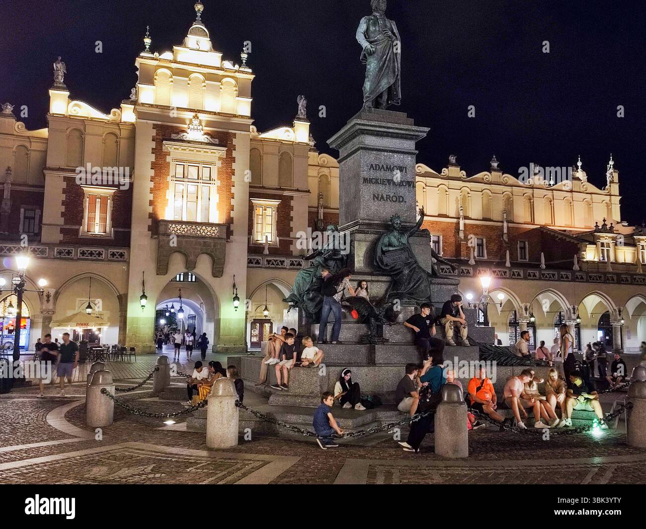 Cracovia, Polonia - 7 giugno 2025: Vista sulla piazza principale di Cracovia sulla Polonia Foto Stock