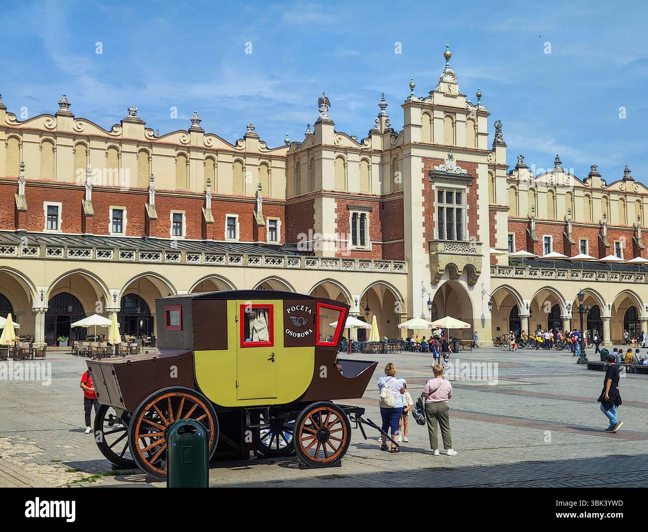 Cracovia, Polonia - 7 giugno 2025: Vista sulla piazza principale di Cracovia sulla Polonia Foto Stock