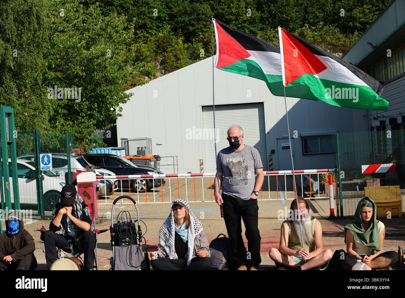 Brighton, Regno Unito. 17 giugno 2025. Gli attivisti si riuniscono fuori dai locali della fabbrica di armi Brighton L3 Harris, che produce parti per i jet da combattimento utilizzati dall'esercito israeliano. I manifestanti hanno mostrato striscioni e slogan cantati chiedendo la chiusura della fabbrica e accusandola di complicità nel "genocidio” israeliano in corso a Gaza, con diversi momenti di silenzio trattenuti per le vittime di Gaza. L3Harris è un importante produttore di armi che produce meccanismi di rilascio di bombe per i caccia F-16 e F-35 utilizzati dall'esercito israeliano nel loro attacco a Gaza. Crediti: IMAGESLIVE/Alamy Live News Foto Stock