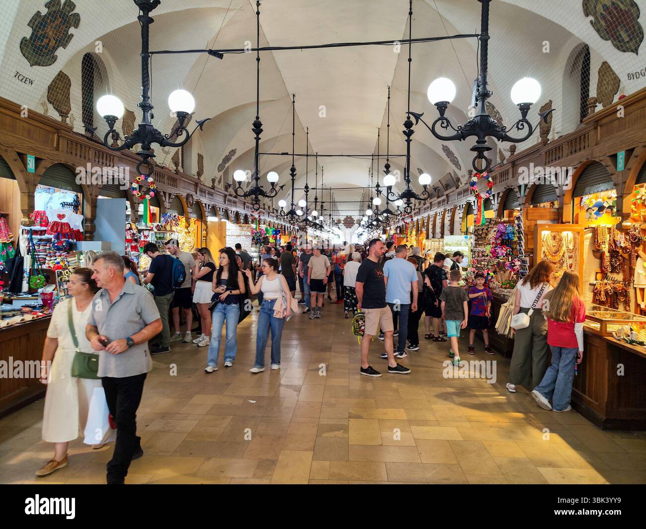Cracovia, Polonia - 7 giugno 2025: Vista in una banchina di mercato sulla piazza principale di Cracovia in Polonia Foto Stock