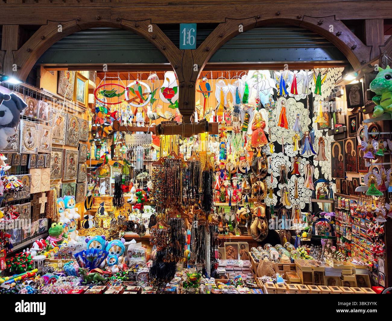 Cracovia, Polonia - 7 giugno 2025: Vista in una banchina di mercato sulla piazza principale di Cracovia in Polonia Foto Stock