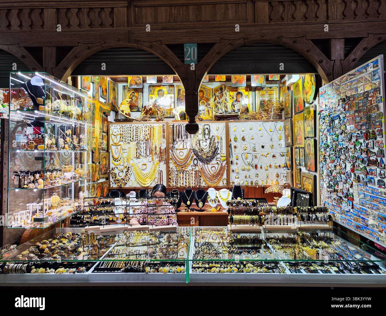 Cracovia, Polonia - 7 giugno 2025: Vista in una banchina di mercato sulla piazza principale di Cracovia in Polonia Foto Stock