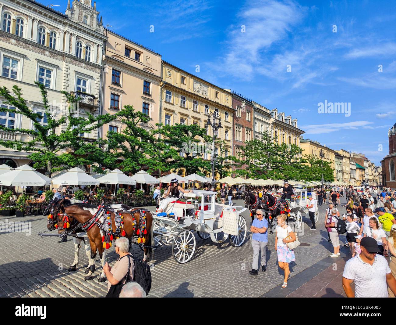 Cracovia, Polonia - 7 giugno 2025: Vista sulla piazza principale di Cracovia sulla Polonia Foto Stock
