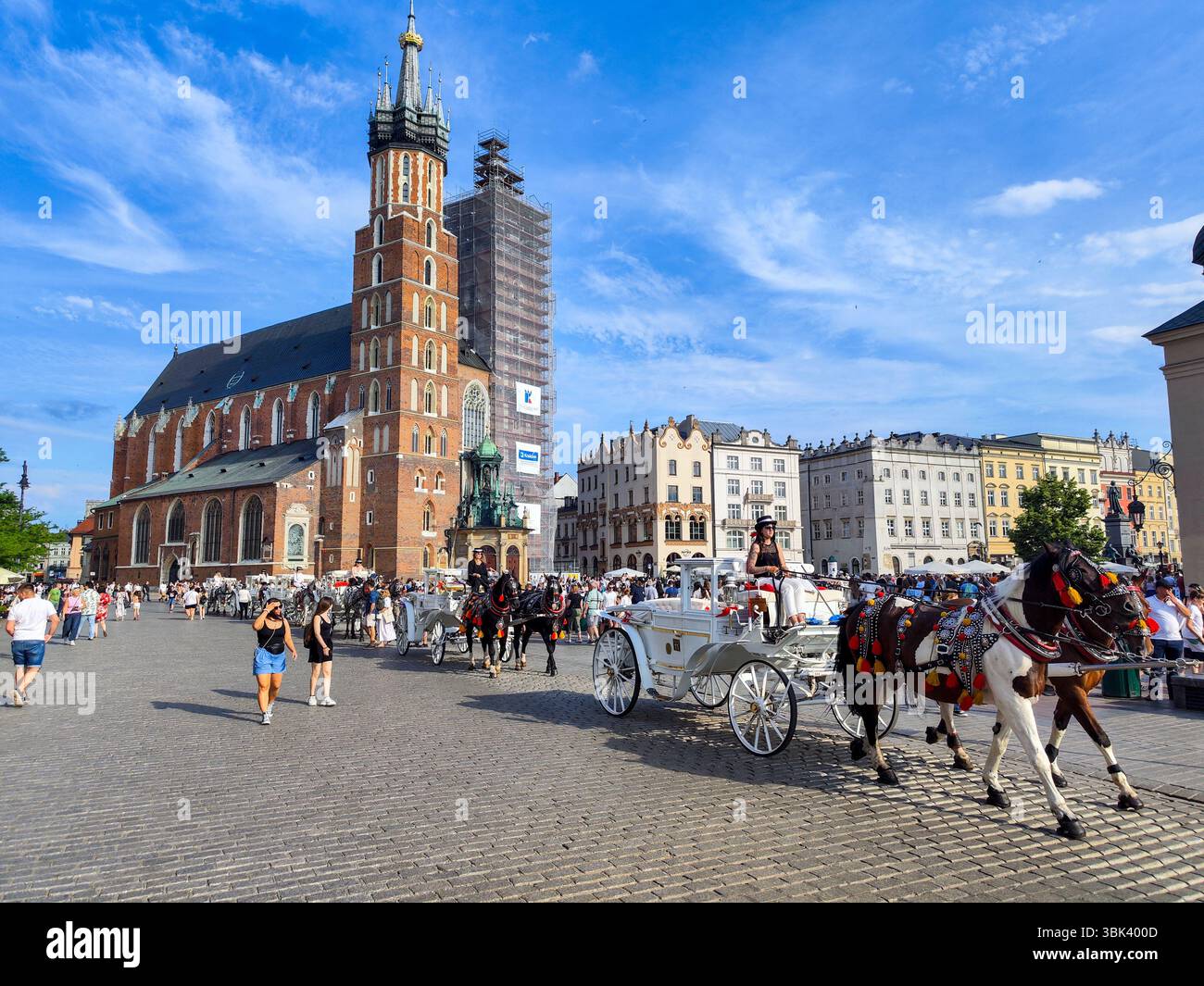 Cracovia, Polonia - 7 giugno 2025: Vista sulla piazza principale di Cracovia sulla Polonia Foto Stock