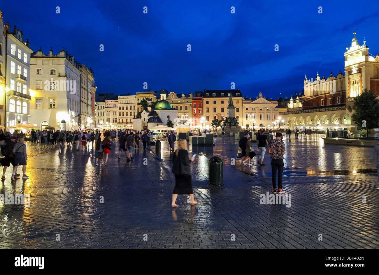 Cracovia, Polonia - 7 giugno 2025: Vista sulla piazza principale di Cracovia sulla Polonia Foto Stock