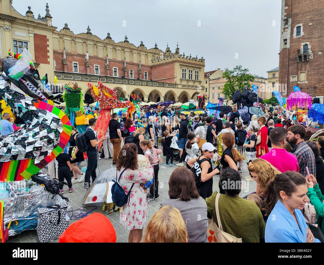 Cracovia, Polonia - 7 giugno 2025: Vista sulla piazza principale di Cracovia sulla Polonia Foto Stock