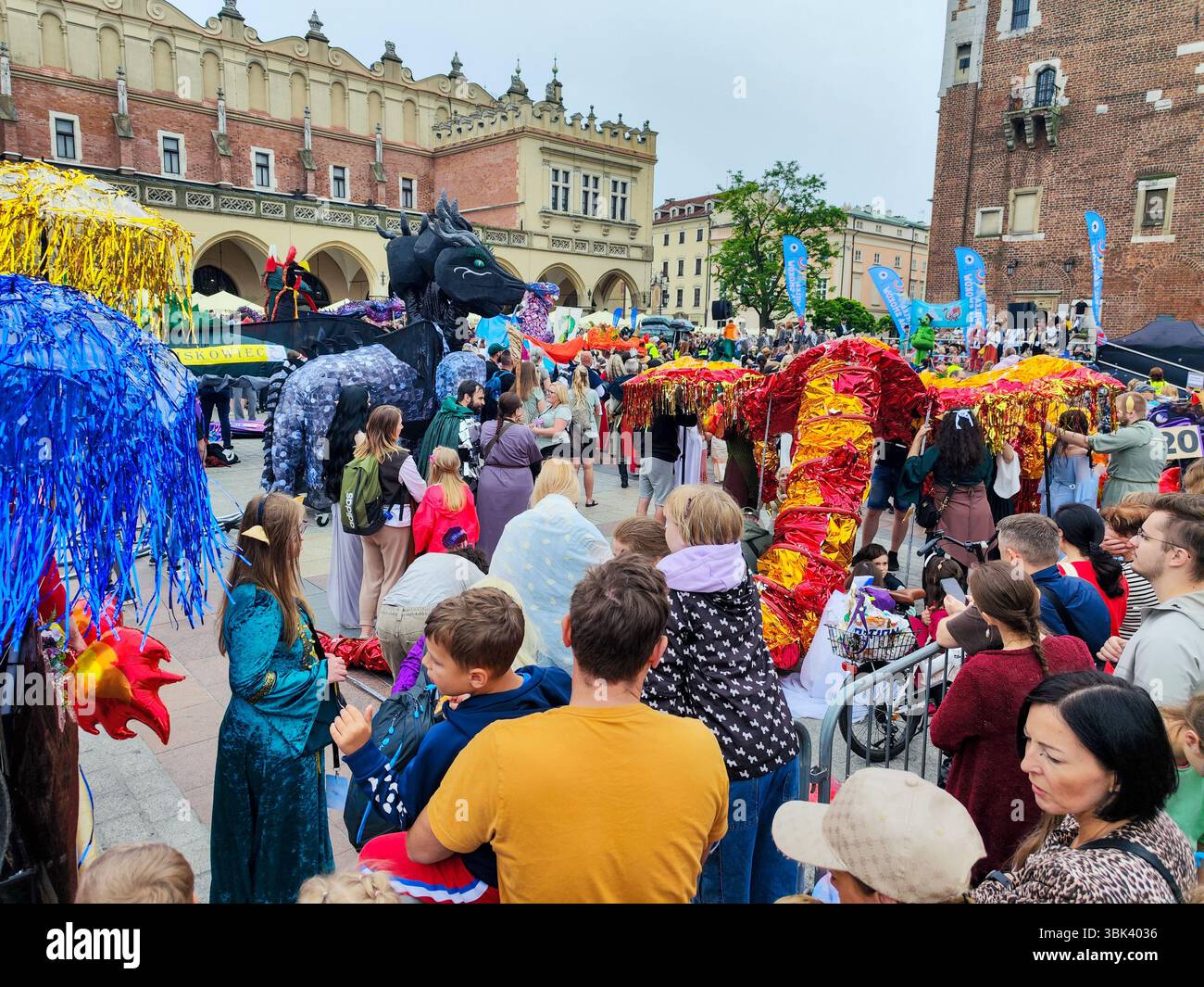 Cracovia, Polonia - 7 giugno 2025: Vista sulla piazza principale di Cracovia sulla Polonia Foto Stock