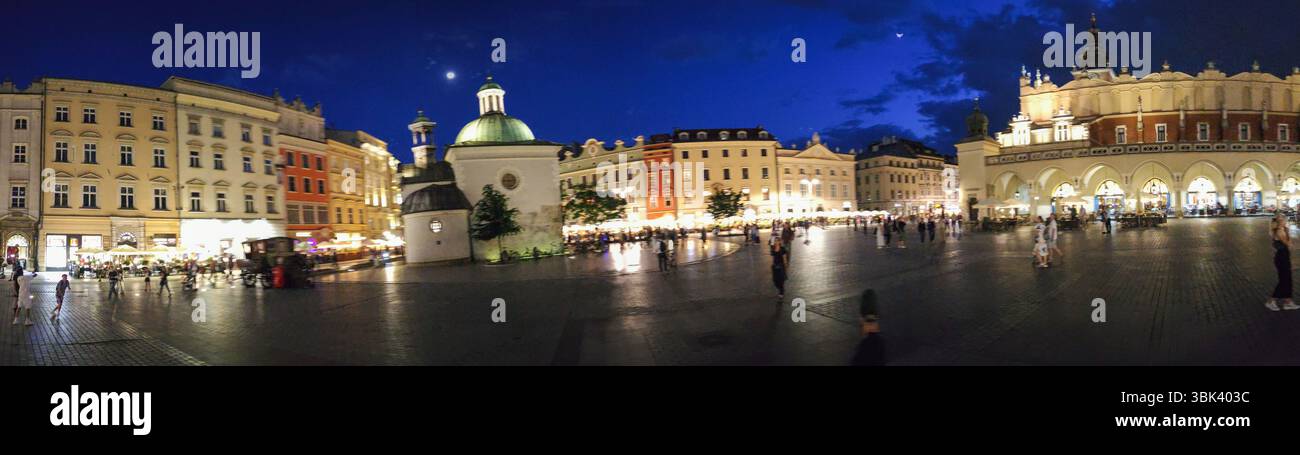 Cracovia, Polonia - 7 giugno 2025: Vista sulla piazza principale di Cracovia sulla Polonia Foto Stock