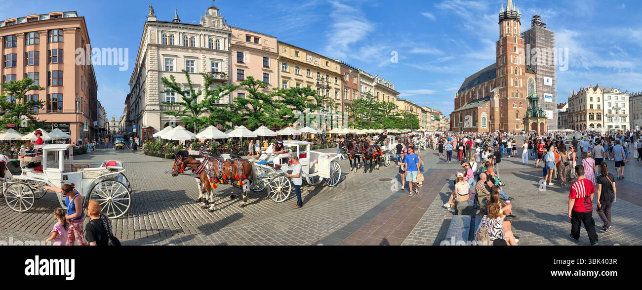 Cracovia, Polonia - 7 giugno 2025: Vista sulla piazza principale di Cracovia sulla Polonia Foto Stock