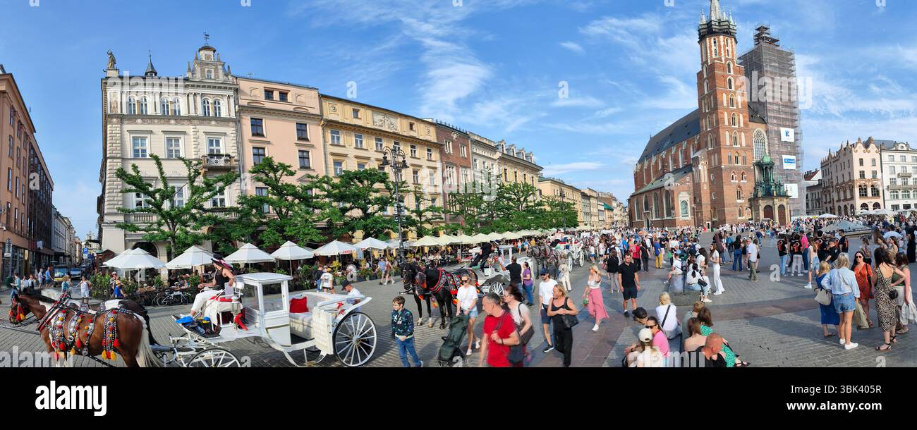 Cracovia, Polonia - 7 giugno 2025: Vista sulla piazza principale di Cracovia sulla Polonia Foto Stock