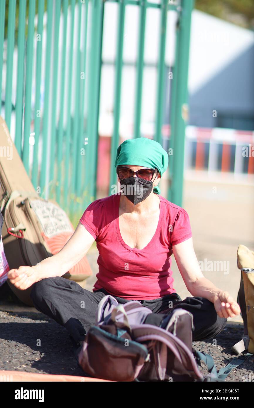 Brighton, Regno Unito. 17 giugno 2025. Gli attivisti si riuniscono fuori dai locali della fabbrica di armi Brighton L3 Harris, che produce parti per i jet da combattimento utilizzati dall'esercito israeliano. I manifestanti hanno mostrato striscioni e slogan cantati chiedendo la chiusura della fabbrica e accusandola di complicità nel "genocidio” israeliano in corso a Gaza, con diversi momenti di silenzio trattenuti per le vittime di Gaza. L3Harris è un importante produttore di armi che produce meccanismi di rilascio di bombe per i caccia F-16 e F-35 utilizzati dall'esercito israeliano nel loro attacco a Gaza. Crediti: IMAGESLIVE/Alamy Live News Foto Stock