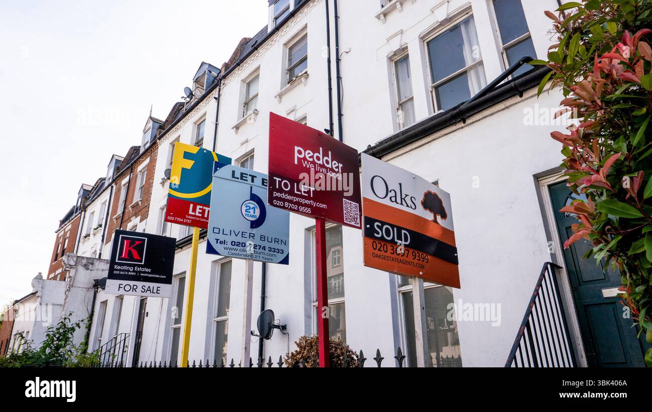 I cartelli di Estates Agent si trovano lungo Residental Street a Londra, Inghilterra. Foto: SMP News Foto Stock