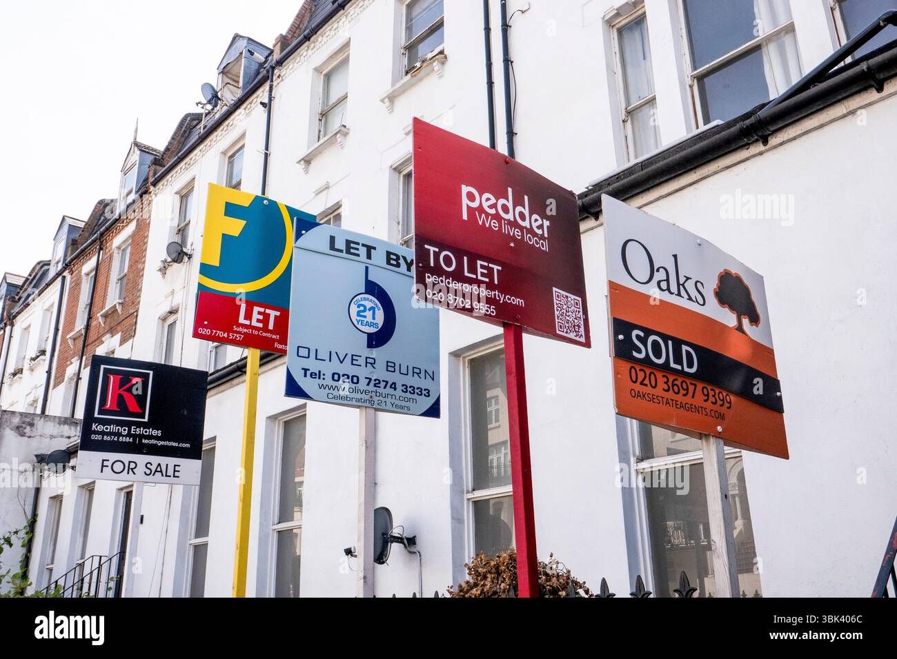 I cartelli di Estates Agent si trovano lungo Residental Street a Londra, Inghilterra. Foto: SMP News Foto Stock