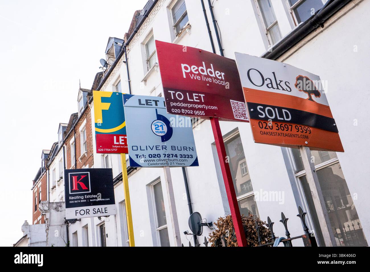 I cartelli di Estates Agent si trovano lungo Residental Street a Londra, Inghilterra. Foto: SMP News Foto Stock
