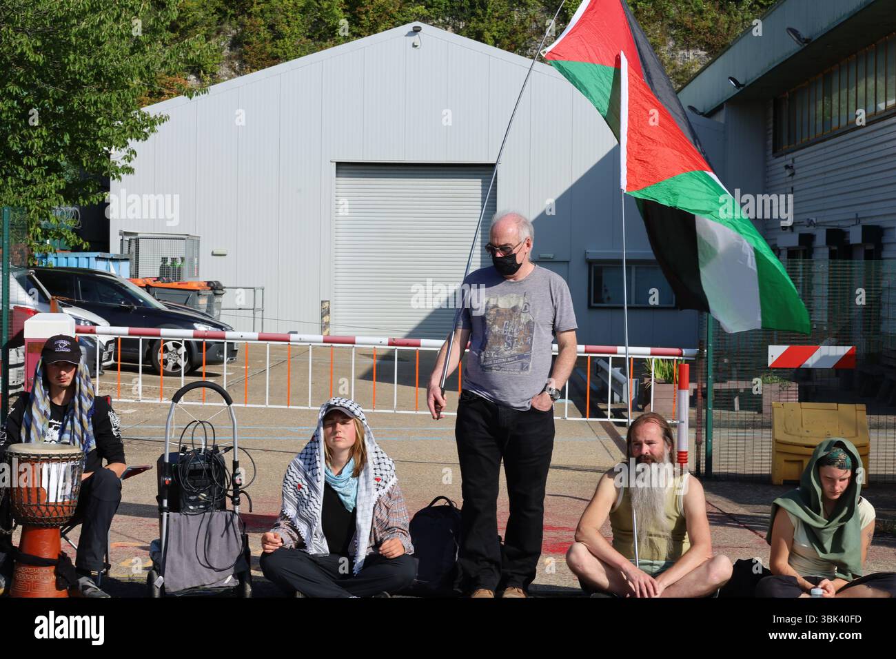 Brighton, Regno Unito. 17 giugno 2025. Gli attivisti si riuniscono fuori dai locali della fabbrica di armi Brighton L3 Harris, che produce parti per i jet da combattimento utilizzati dall'esercito israeliano. I manifestanti hanno mostrato striscioni e slogan cantati chiedendo la chiusura della fabbrica e accusandola di complicità nel "genocidio” israeliano in corso a Gaza, con diversi momenti di silenzio trattenuti per le vittime di Gaza. L3Harris è un importante produttore di armi che produce meccanismi di rilascio di bombe per i caccia F-16 e F-35 utilizzati dall'esercito israeliano nel loro attacco a Gaza. Crediti: IMAGESLIVE/Alamy Live News Foto Stock