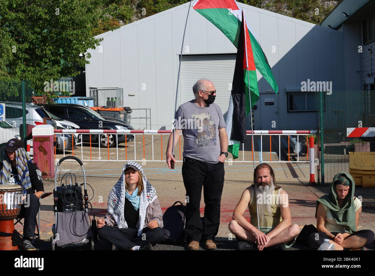 Brighton, Regno Unito. 17 giugno 2025. Gli attivisti si riuniscono fuori dai locali della fabbrica di armi Brighton L3 Harris, che produce parti per i jet da combattimento utilizzati dall'esercito israeliano. I manifestanti hanno mostrato striscioni e slogan cantati chiedendo la chiusura della fabbrica e accusandola di complicità nel "genocidio” israeliano in corso a Gaza, con diversi momenti di silenzio trattenuti per le vittime di Gaza. L3Harris è un importante produttore di armi che produce meccanismi di rilascio di bombe per i caccia F-16 e F-35 utilizzati dall'esercito israeliano nel loro attacco a Gaza. Crediti: IMAGESLIVE/Alamy Live News Foto Stock