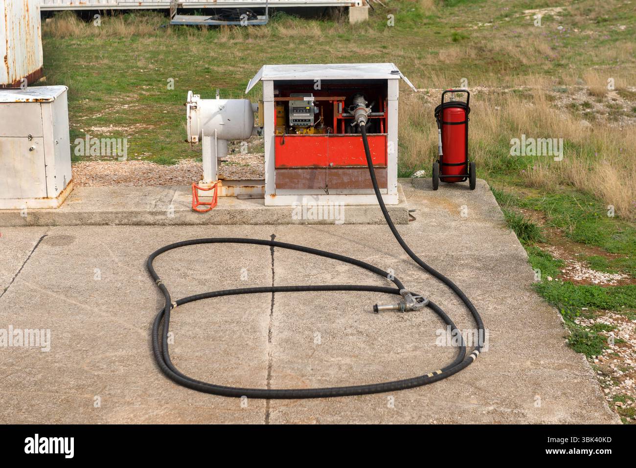 Ugello per benzina e tubo flessibile all'aeroporto Foto Stock
