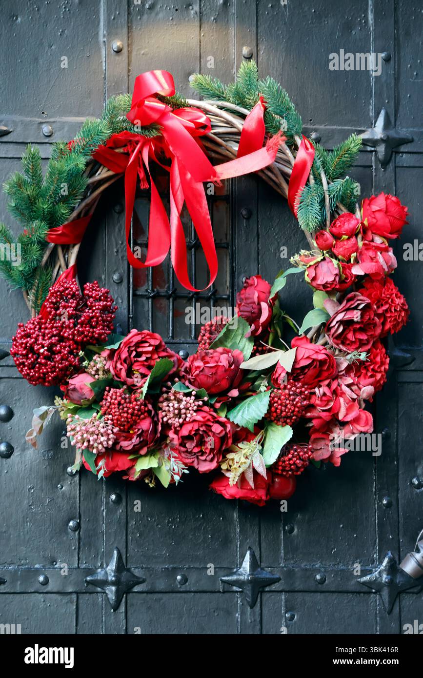 Il tempo dell'avvento. Corona di Natale su una porta. Foto Stock
