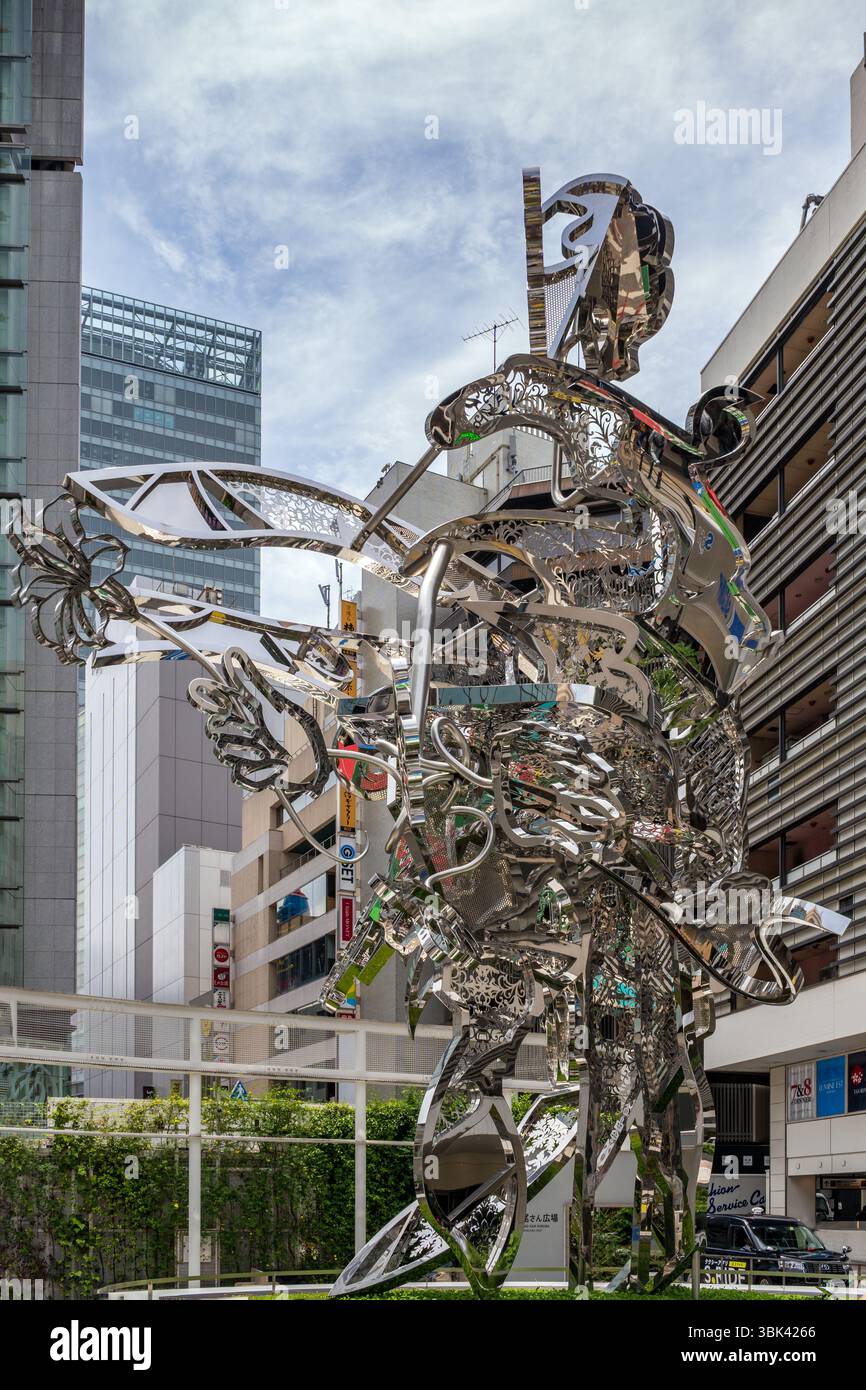 Scultura alta 7 metri intitolata "Hanao-San" dell'artista contemporaneo giapponese Tomokazu Matsuyama, Shinjuku, Tokyo, Giappone Foto Stock