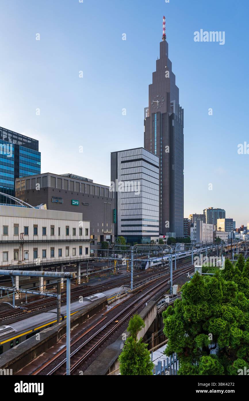 Uscita sud della stazione di Shinjuku, con i grandi magazzini Takashimaya Times Square e l'edificio NTT Docomo Yoyogi sullo sfondo, Tokyo Foto Stock