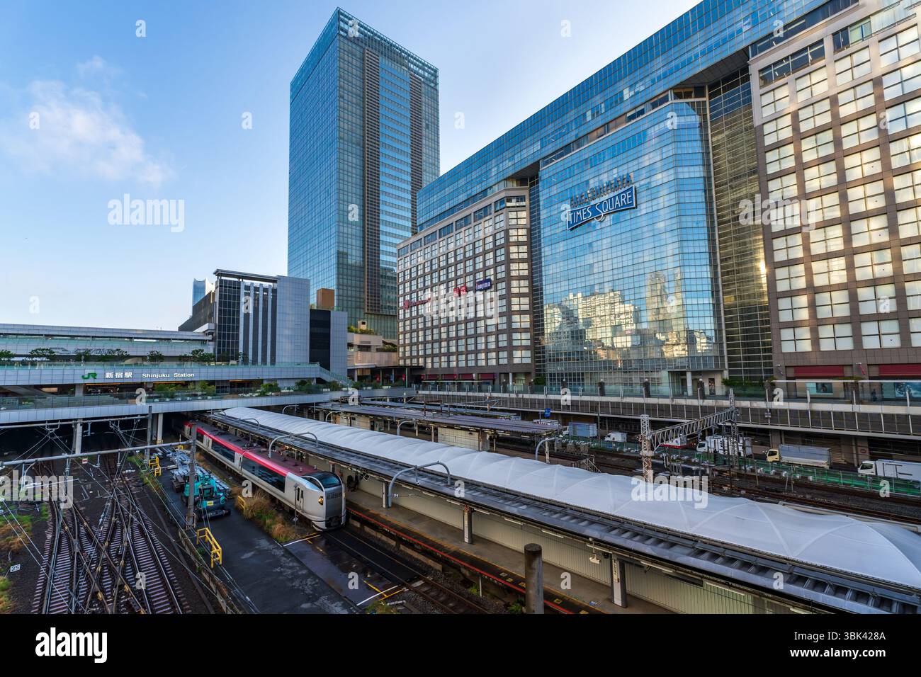 Uscita sud della stazione di Shinjuku e grande magazzino Takashimaya Times Square, Tokyo Foto Stock