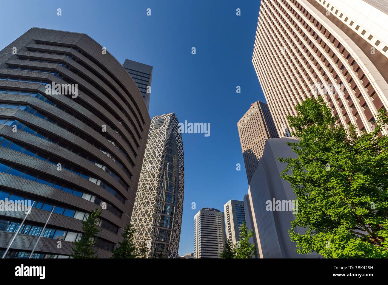 Grattacieli moderni e cielo blu - Shinjuku, Tokyo, Giappone Foto Stock