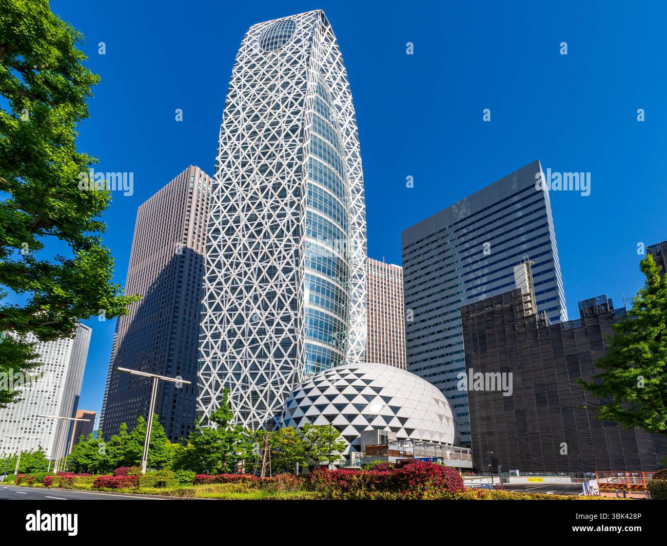 Grattacieli moderni e cielo blu - Shinjuku, Tokyo, Giappone Foto Stock