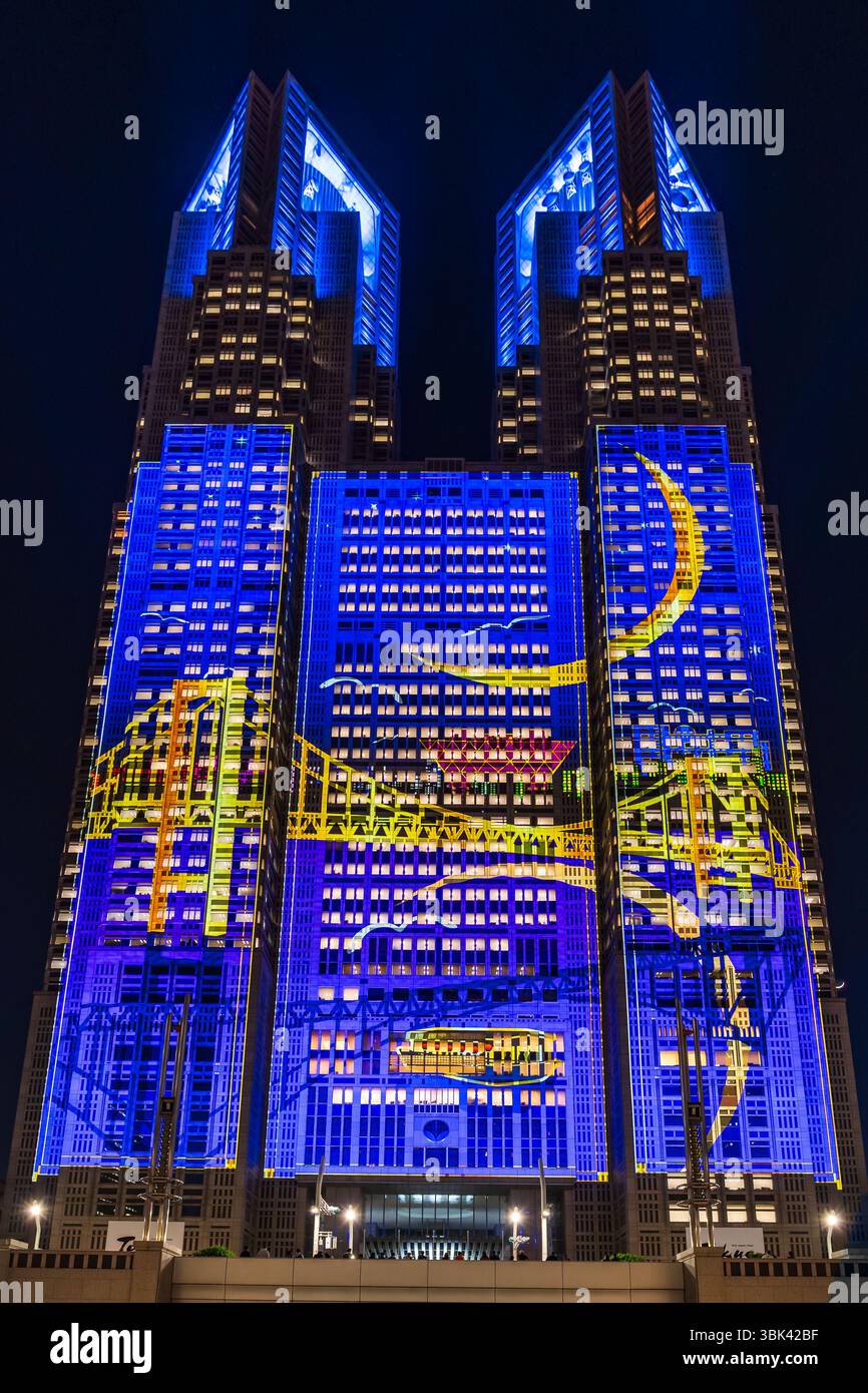 Spettacolo di luci sull'edificio del governo metropolitano, Shinjuku, Tokyo, Giappone Foto Stock