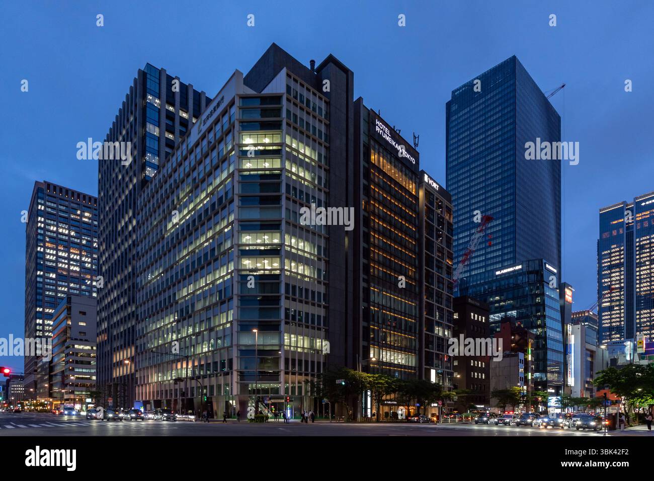 Vista notturna della strada e degli edifici nel quartiere commerciale di Nihonbashi, Chuo City, Tokyo, Giappone Foto Stock