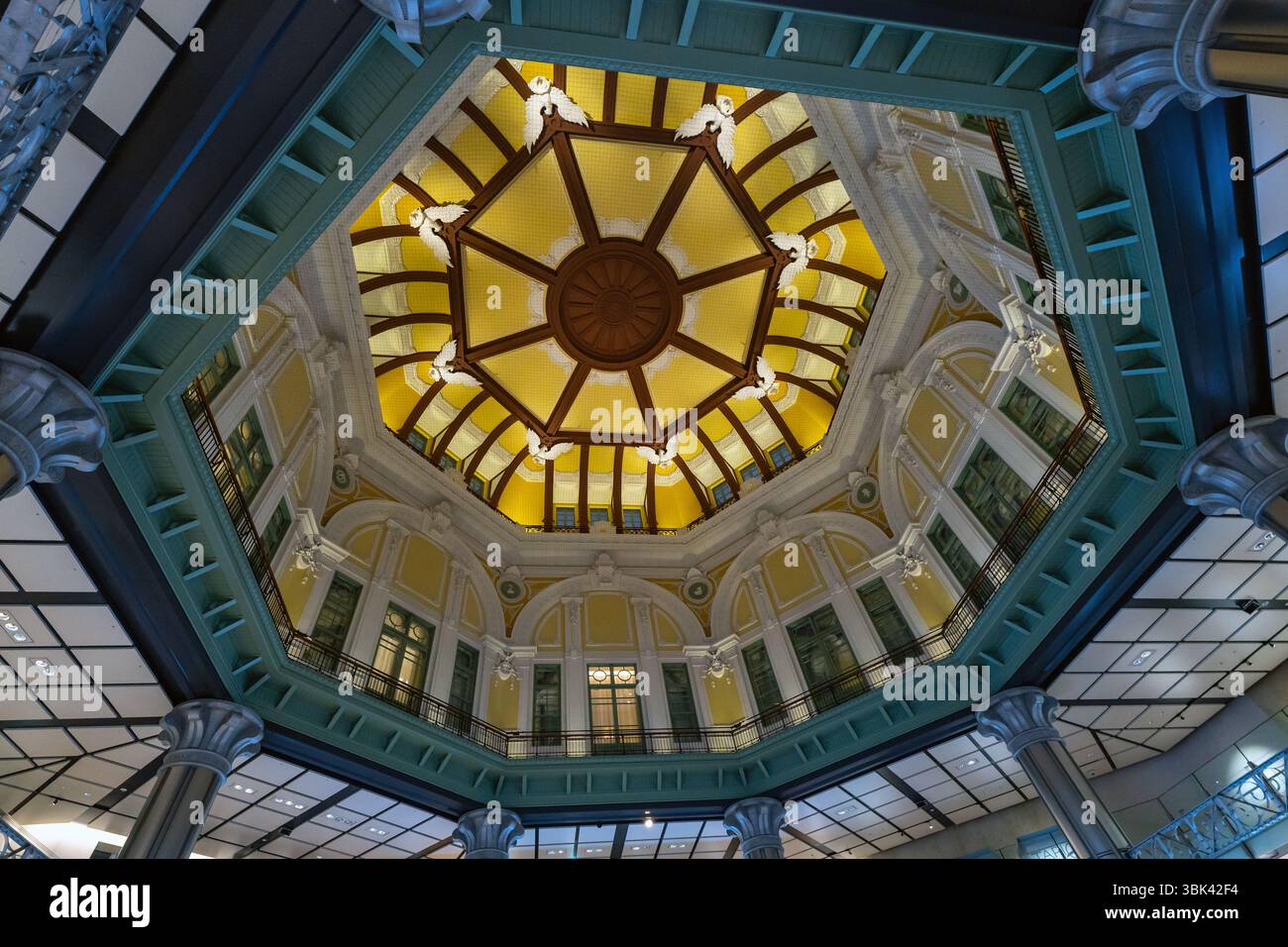L'elaborato soffitto a cupola interno dell'atrio di uscita sud della stazione di Tokyo, Giappone Foto Stock