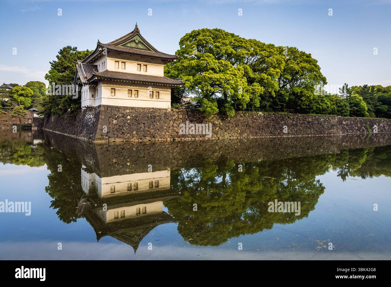 Il fossato di Kikyo-bori intorno al vecchio castello di Edo con la torre di guardia Sakurada Tatsumi Yagura, Tokyo, Giappone. Foto Stock