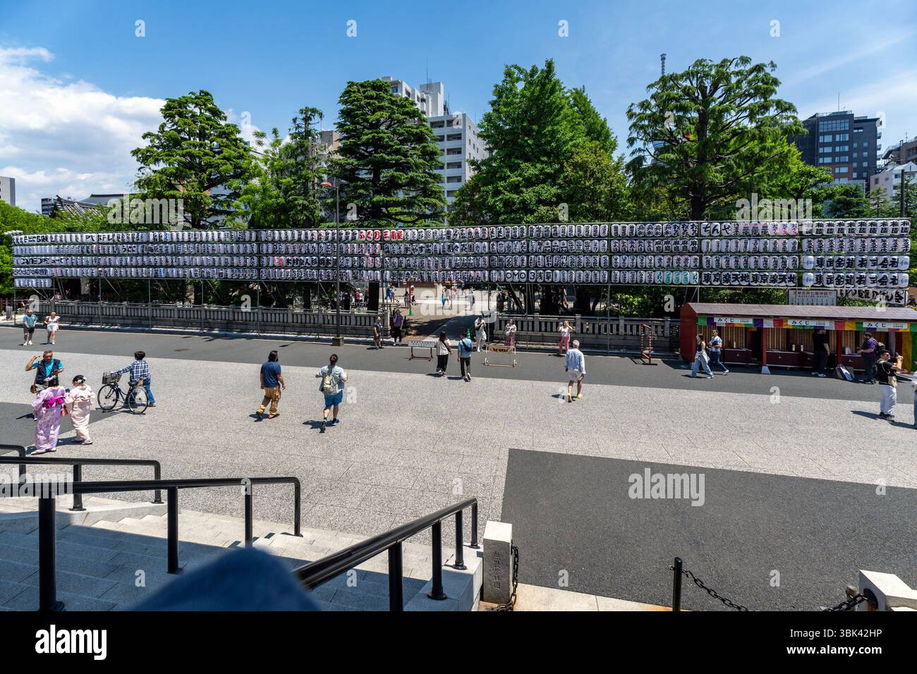 File di tradizionali lanterne giapponesi di carta al tempio senso Ji ad Asakusa nel distretto di Taito, Tokyo, Giappone Foto Stock