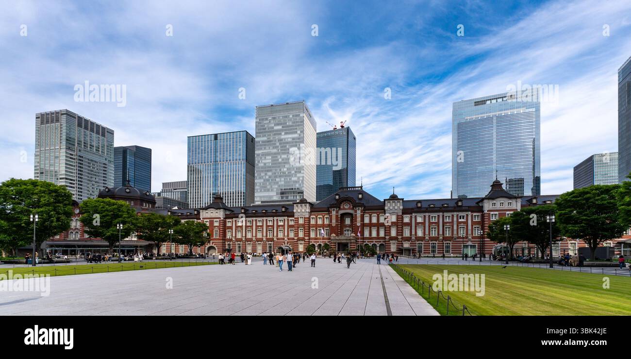 La stazione di Tokyo in mattoni rossi, con Piazza Marunouchi davanti e alti edifici dietro. Foto Stock