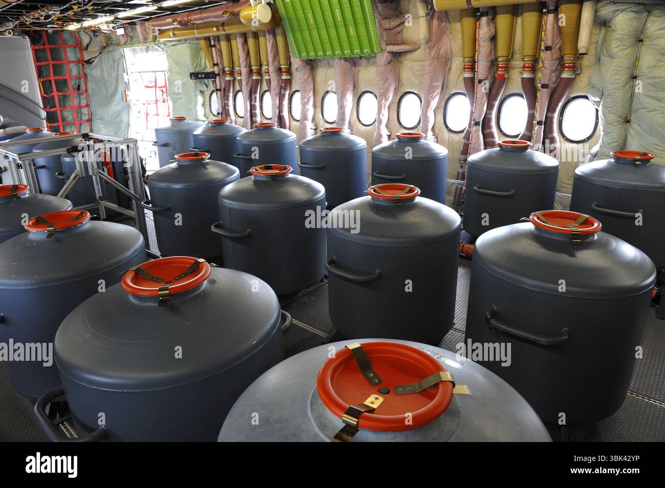 Le Bourget, Francia. 22 febbraio 2008. Bottiglie d'acqua che simulano il peso dei passeggeri per i voli di prova di Airbus A 380. Foto Stock