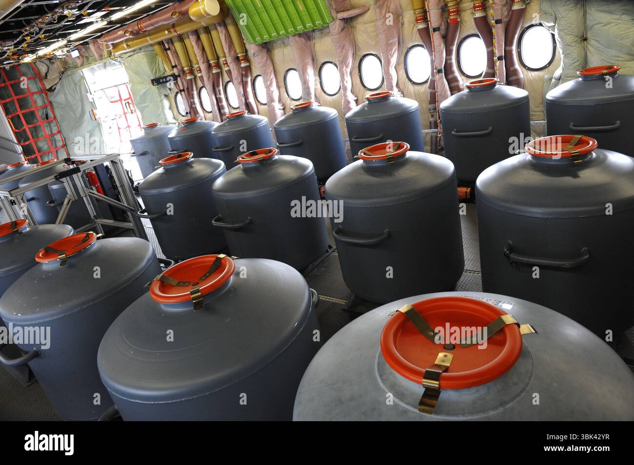 Le Bourget, Francia. 22 febbraio 2008. Bottiglie d'acqua che simulano il peso dei passeggeri per i voli di prova di Airbus A 380. Foto Stock