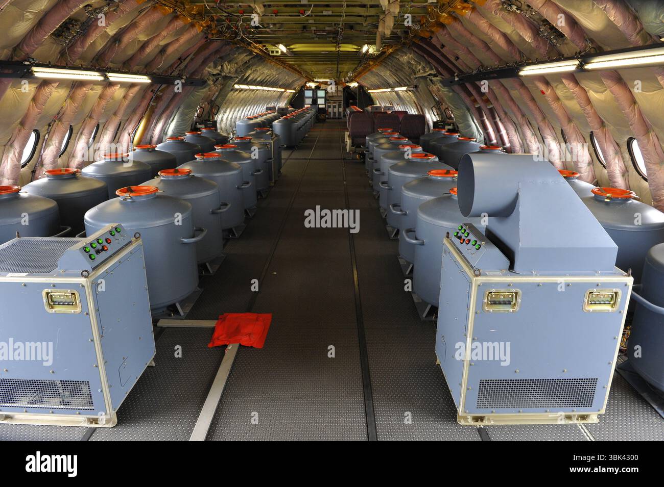 Le Bourget, Francia. 22 febbraio 2008. Bottiglie d'acqua che simulano il peso dei passeggeri per i voli di prova di Airbus A 380. Foto Stock