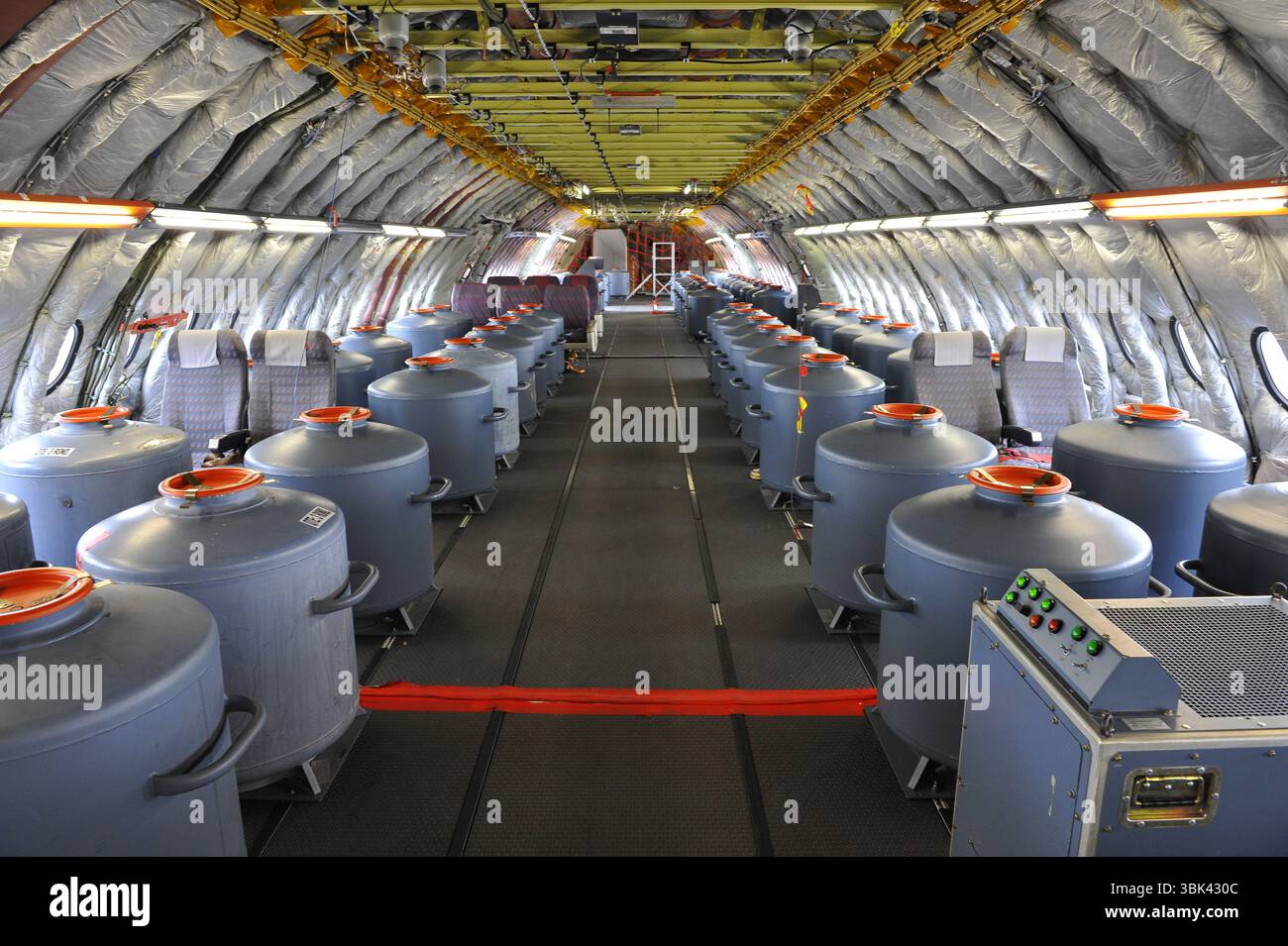 Le Bourget, Francia. 22 febbraio 2008. Bottiglie d'acqua che simulano il peso dei passeggeri per i voli di prova di Airbus A 380. Foto Stock
