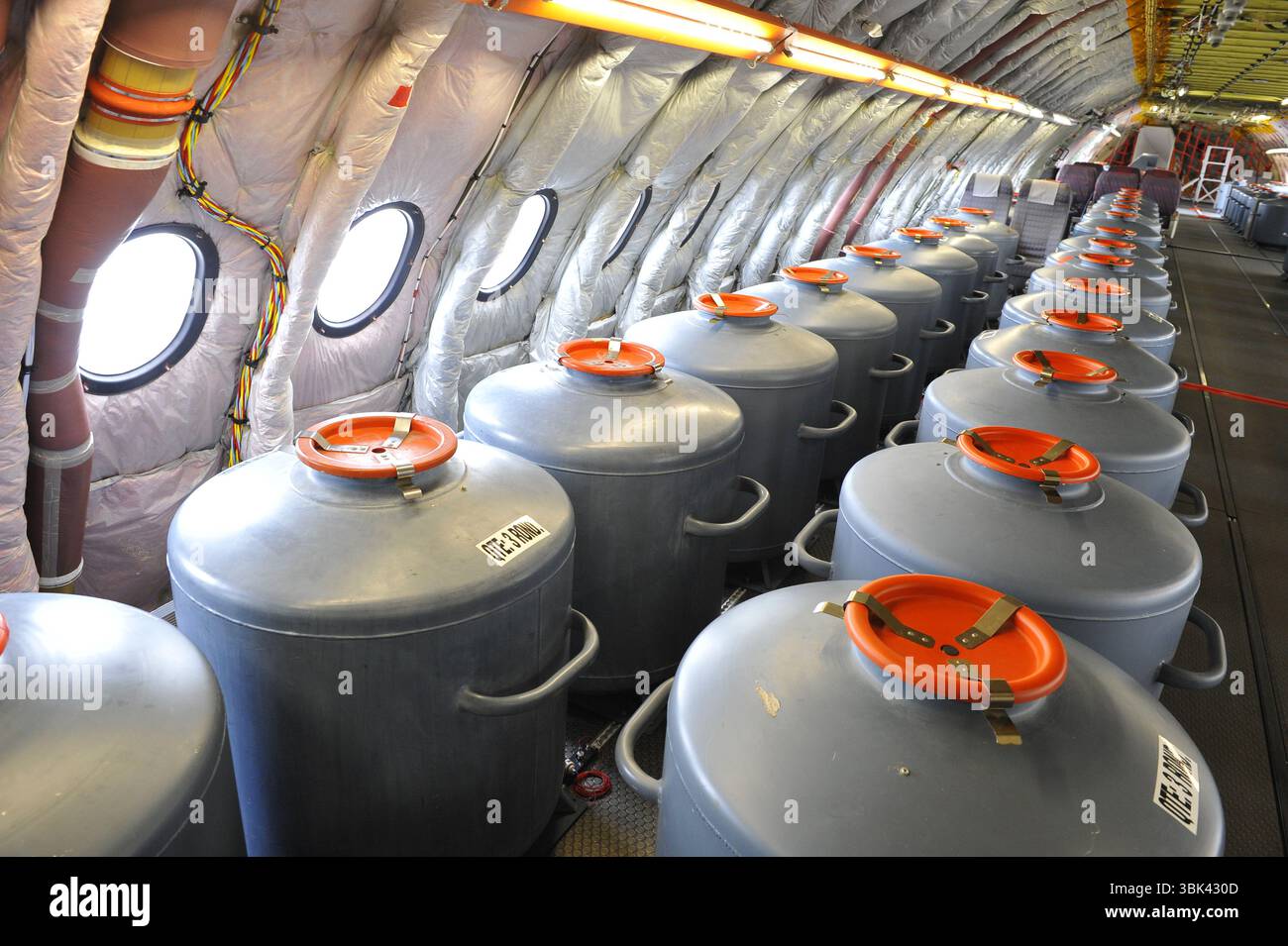 Le Bourget, Francia. 22 febbraio 2008. Bottiglie d'acqua che simulano il peso dei passeggeri per i voli di prova di Airbus A 380. Foto Stock