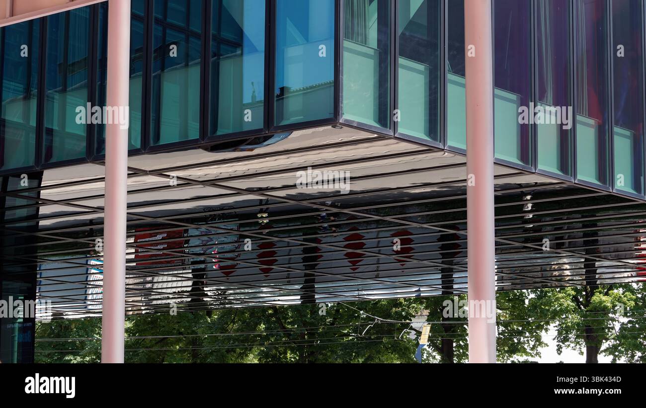 Struttura architettonica moderna con elementi riflettenti e colonne verticali Foto Stock