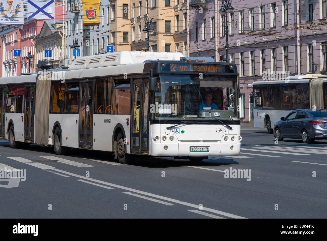 ST. PIETROBURGO, RUSSIA - 2 GIUGNO 2024: Autobus articolato della città di grande capacità LiAZ-6213,71 sulla Nevsky Prospekt Foto Stock
